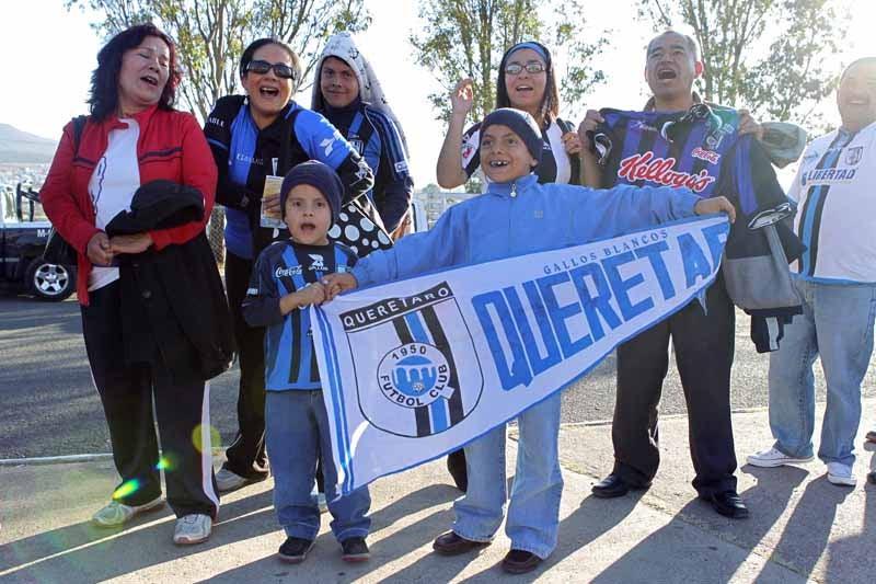 Aficionados al Querétaro con el ánimo arriba. FOTO: ÓSCAR RAMÍREZ