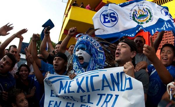 Los salvadores apoyando a la 'Selecta' l MEXSPORT