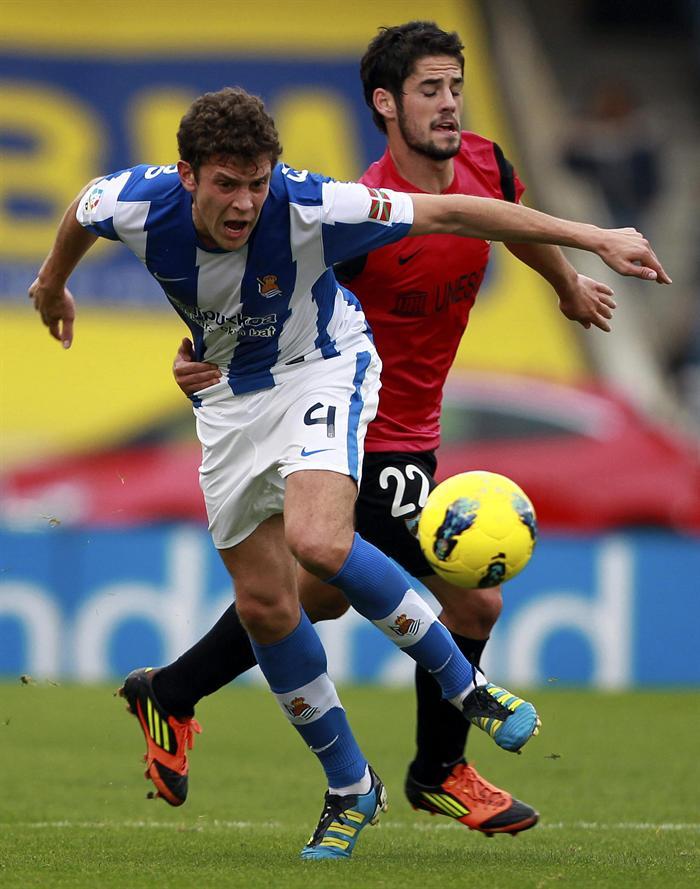 Gorka Elustondo pelea un balón con el centrocampista del Málaga Francisco Román 'Isco'. FOTO: EFE