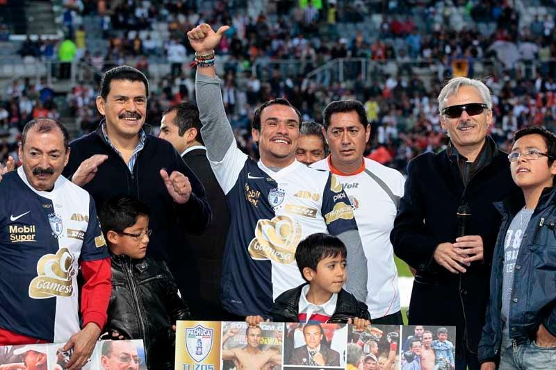 El boxeador Juan Manuel Márquez fue homenajeado previo al encuentro. FOTO DANIEL GÁMEZ