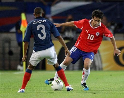 Jorge Valdivia controla el esférico,  Gael Clich lo acecha. FOTO: AP