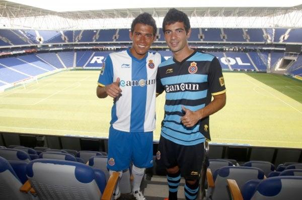 Jordi Amat y Héctor Moreno modelaron las nuevas playeras. FOTO: RCD ESPANYOL