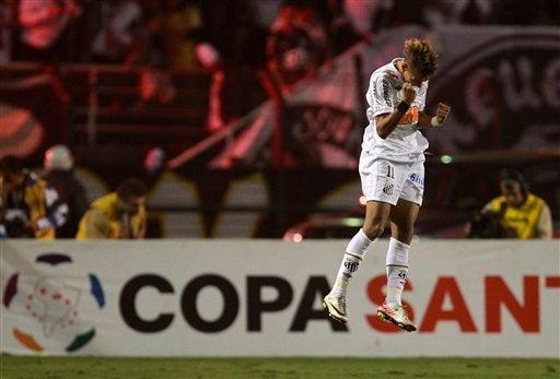 El brasileño celebra el primer tanto del partido. FOTO: AP