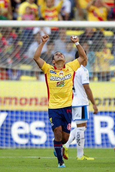 Jimmy Lozano celebra el tanto para Monarcas. FOTO: MEXSPORT