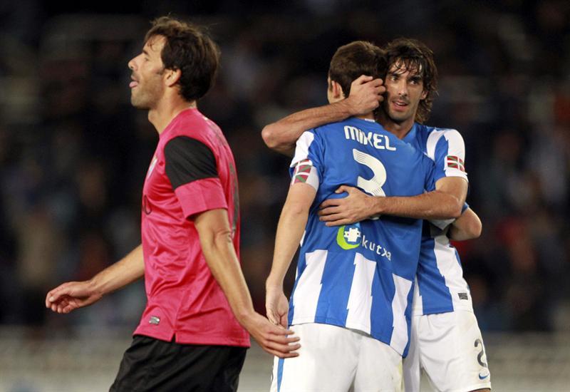 Carlos Martínez y Mikel González celebran la victoria de la Real Sociedad. FOTO. EFE