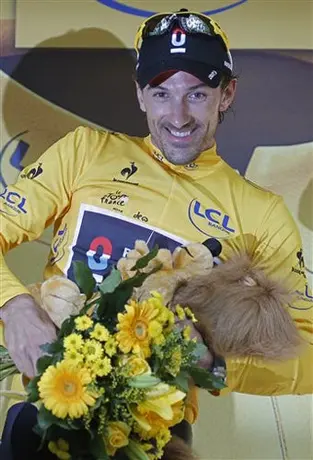 Cancellara se pone el maillot amarillo
