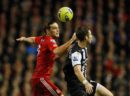 Andy Carroll pelea por el esférico con Mike Williamson. FOTO: AP