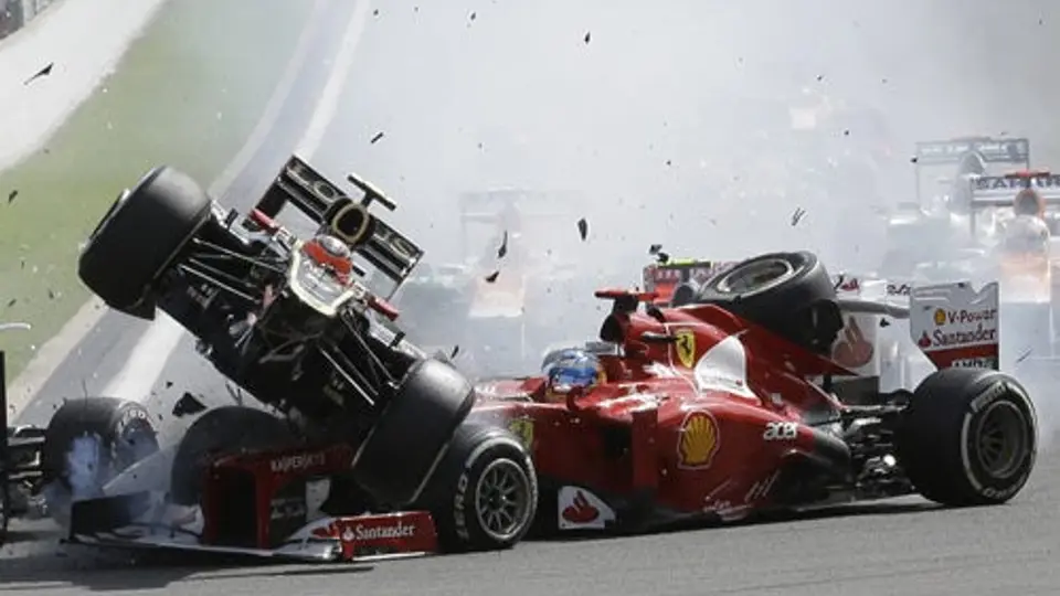 Button gana en Spa, Checo' fuera por accidente