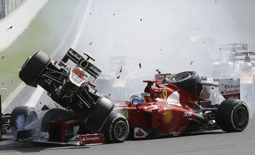 Button gana en Spa, Checo' fuera por accidente