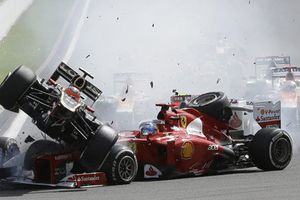 Button gana en Spa, Checo' fuera por accidente