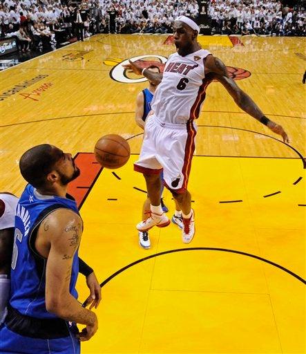 La dupla James-Wade se adjudicó 46 puntos para venir de atrás; se llevan la primera victoria de la serie. FOTO: AP