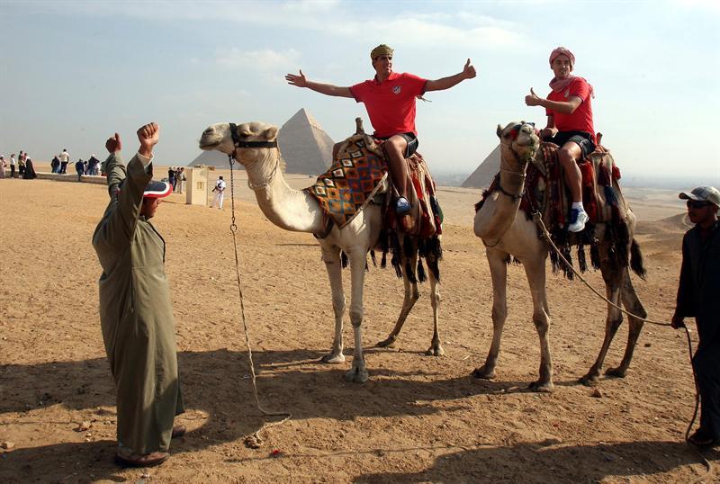 Los jugadores disfrutaron un recorrido en camellos. FOTO: EFE