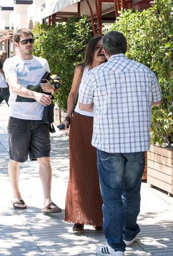 La pareja paseaba por las calles de Madrid y le molestó el acoso de los fotógrafos.