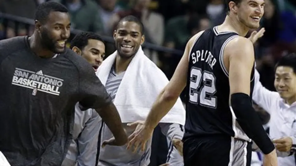 De la mano de Parker y Duncan, Spurs doblega a Celtics