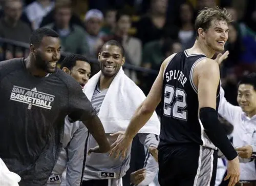 De la mano de Parker y Duncan, Spurs doblega a Celtics