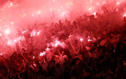 La tribuna vivió al máximo la Final de la Copa Santander. FOTO: AP