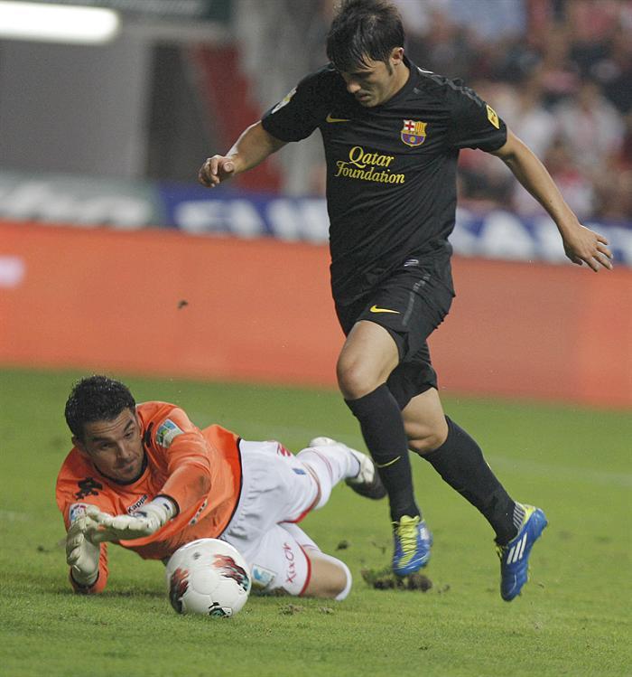 David Villa frente al portero del Sporting Pablo Colinas. FOTO: EFE
