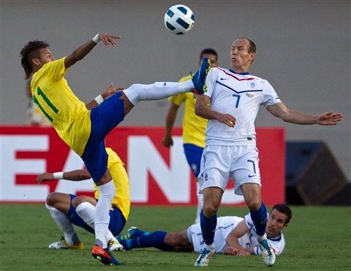 Neymar y Robben pelean en el esférico en medio campo. FOTO: AP