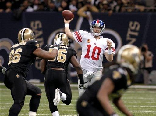 El quarterback de Gigantes, Eli Manning, lanza el ovoide. FOTO: AP