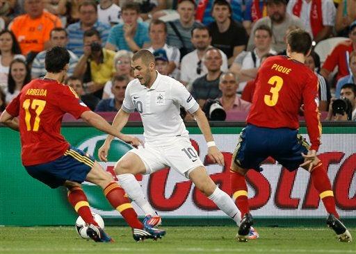 Benzema en medio de dos españoles l AP