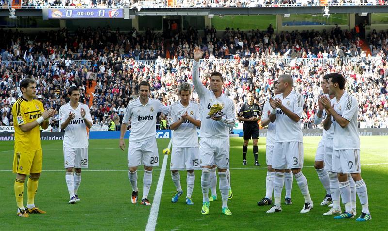 Cristiano Ronaldo compartió con la afición blanca su bota de oro. FOTO: EFE