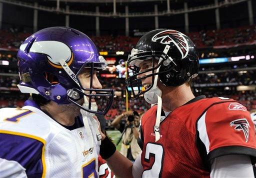 Los quarterbacks Christian Ponder y Matt Ryan. FOTO: AP