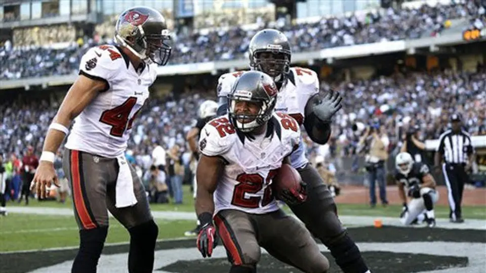 Doug Martin da el triunfo a Tampa sobre Oakland
