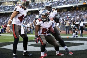 Doug Martin da el triunfo a Tampa sobre Oakland