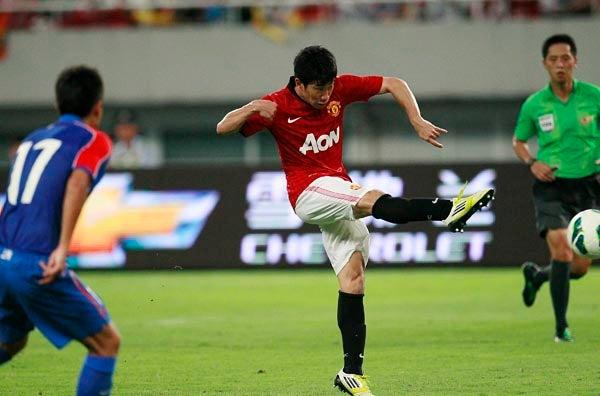 Chicharito jugó 30 minutos en la victoria del Manchester United 1-0 ante el Shanghai Shenhua | AP