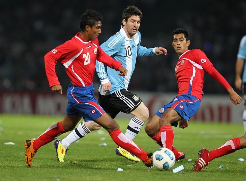 Messi controla el balón y se lleva a Pedro Leal y  a Josué Martínez. FOTO: EFE