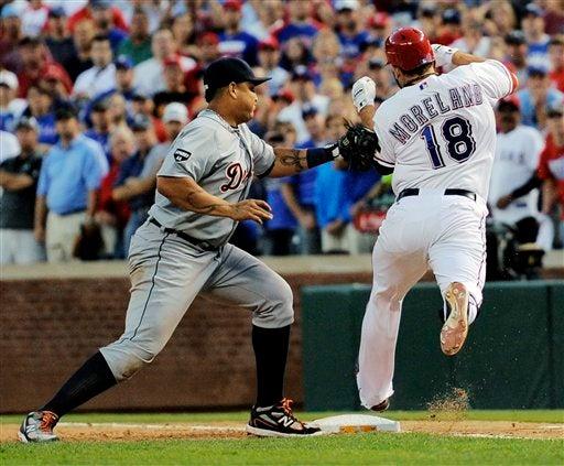 Miguel Cabrera alcanza a Mitch Moreland.  FOTO: AP