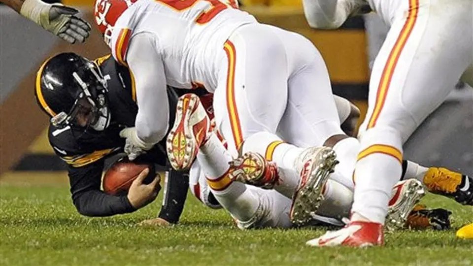 Roethlisberger, duda ante Cuervos por esguince