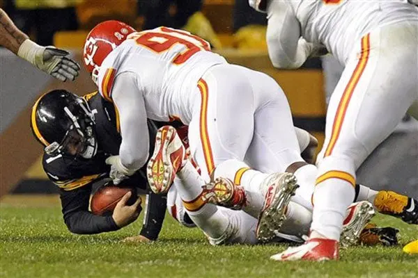 Roethlisberger, duda ante Cuervos por esguince