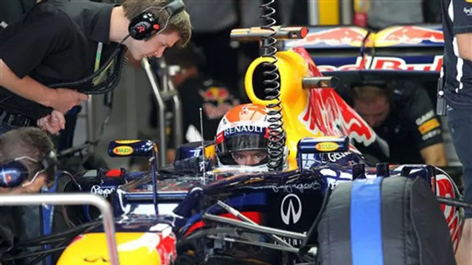 Vettel se impone en Suzuka y acecha a Alonso