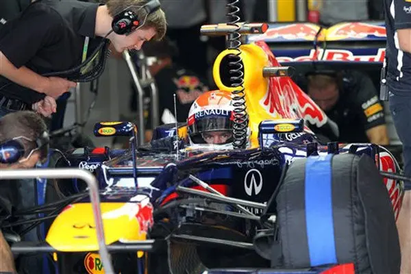 Vettel se impone en Suzuka y acecha a Alonso