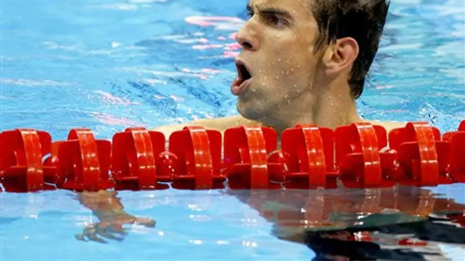 Phelps avanza a semifinales de los 200m mariposa