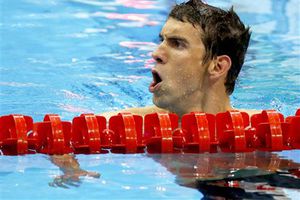 Phelps avanza a semifinales de los 200m mariposa