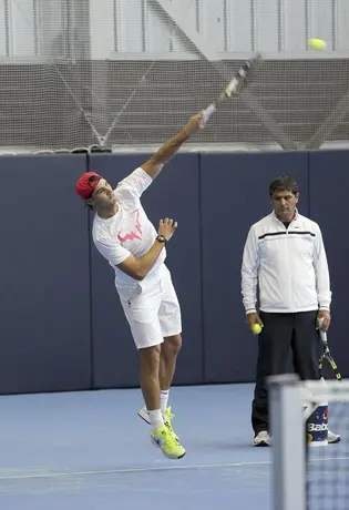 Nadal vuelve a entrenar tras lesión de rodilla ?