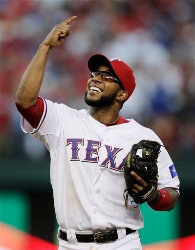 Elvis Andrus celebra tras cachar la bola. FOTO: AP
