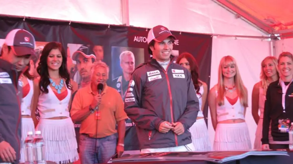 Checo desata euforia en firma de autógrafos