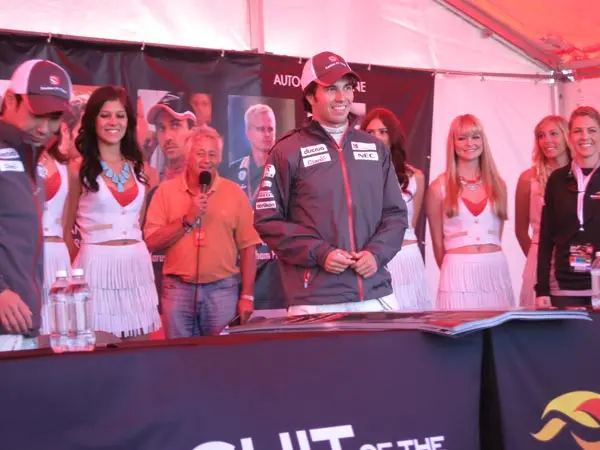 Checo desata euforia en firma de autógrafos