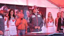 Checo desata euforia en firma de autógrafos