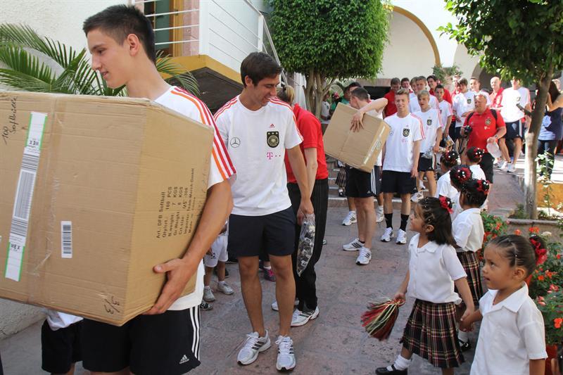 Los seleccionados trajeron consigo obsequios para los niños. FOTO: EFE