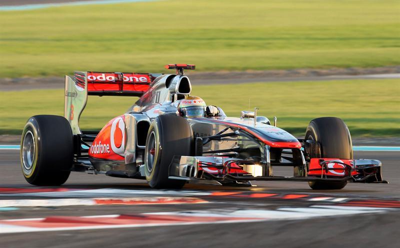 Lewis Hamilton se impone en Abu Dhabi, tras el abandono del piloto alemán, Sebastian Vettel. FOTO: EFE