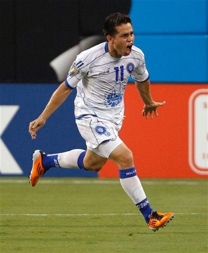 Costa Rica y El Salvador empatan 1-1. FOTO: AP