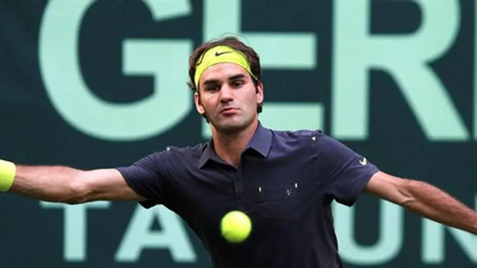 Avanza Federer, busca su sexto título en Halle