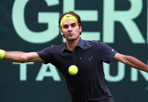 Avanza Federer, busca su sexto título en Halle