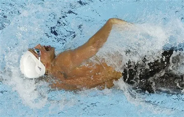 Lochte avanza a la semifinal de los 200 libres