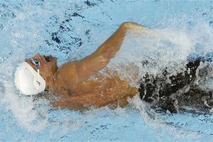 Lochte avanza a la semifinal de los 200 libres