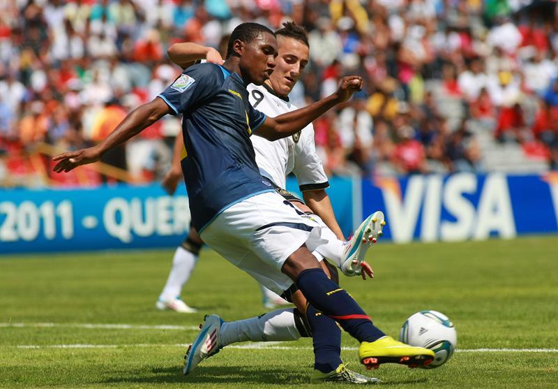 Yesil disputa el esférico con Jordán Jaime. FOTO: EFE